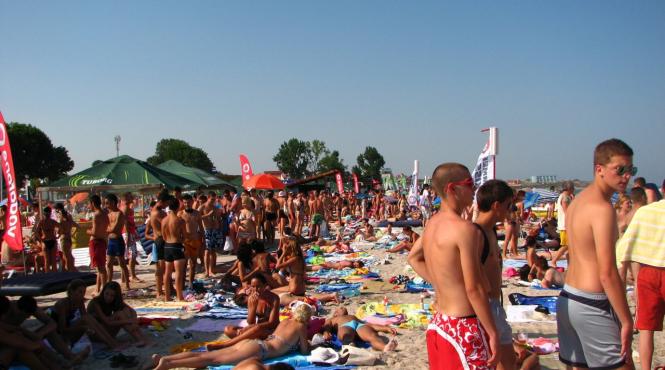 escrocii au luat cu asalt litoralul si cer bani pe plaja folosindu se de imaginea unor copii grav bolnavi