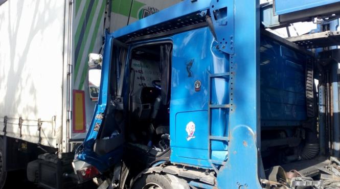 accident in lant intre arad si oradea trei tir uri s au ciocnit traficul in zona este blocat coloanele de masini se intind pe 4 kilometri