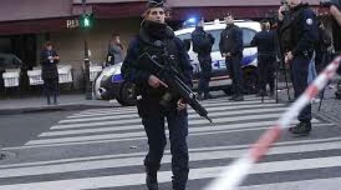alerta la paris mai multi militari francezi au fost calcati de o masina soferul este cautat de fortele de ordine