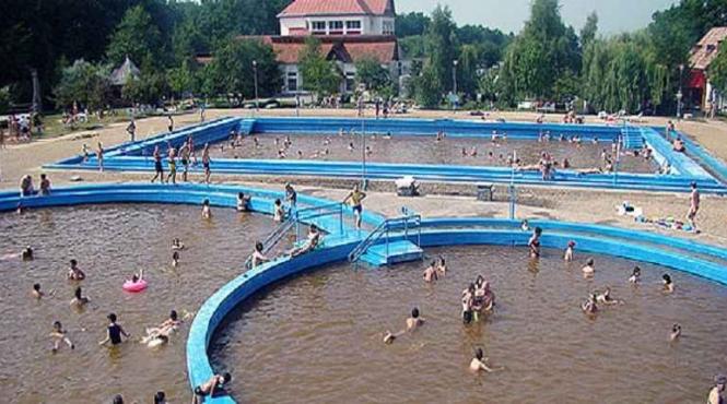 o femeie din oradea s a dus la bai si angajatii hotelului au gasit o moarta in camera