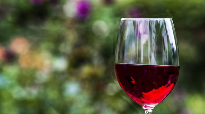 ce afectiuni tine departe vinul rosu