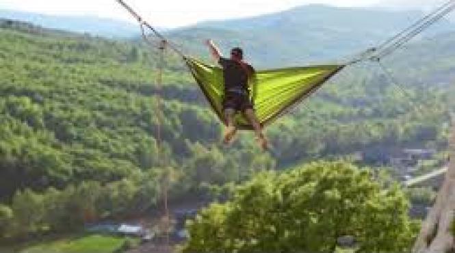 100 de piloti de parapanta din intreaga tara sunt asteptati la festivalul de zbor the raven de la tulghes