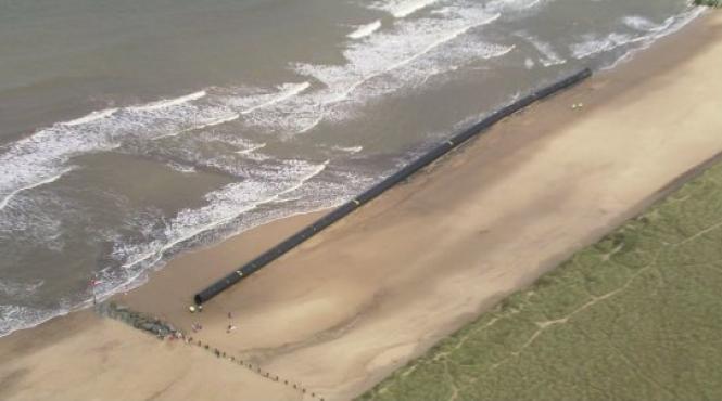 patru tevi gigantice din plastic au esuat pe coasta marii britanii