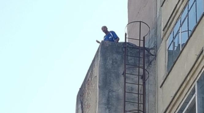 scene de groaza la ploiesti un tanar cu handicap ameninta ca se arunca in gol de pe un bloc cu 7 etaje barbatul are un mesaj pentru autoritati