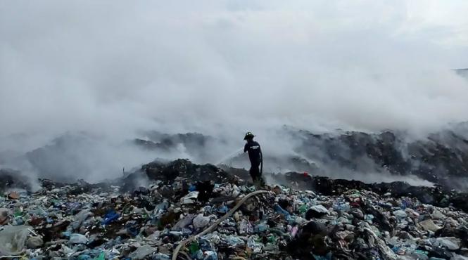 groapa de gunoi din lipova cuprinsa de un puternic incendiu