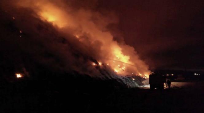 bacau pompierii intervin de peste 20 de ore pentru stingerea unui puternic incendiu produs la groapa de gunoi