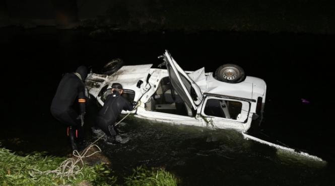 accident teribil in capitala un microbuz a cazut in raul dambovita sunt trei morti intre care un copil si sase raniti