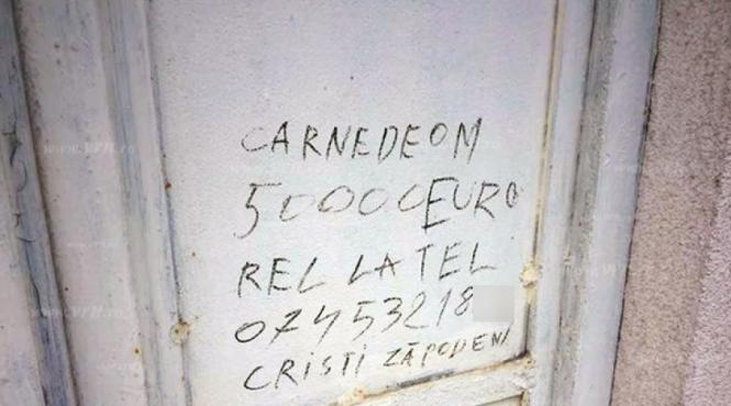 un anunt scrijelit pe usa metalica a garii le da fiori vasluienilor vand carne de om 50 000 euro