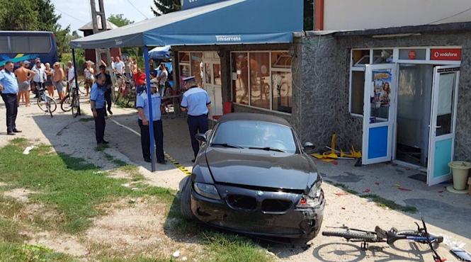 un sofer a intrat cu masina pe terasa unui bar si a ranit 3 oameni