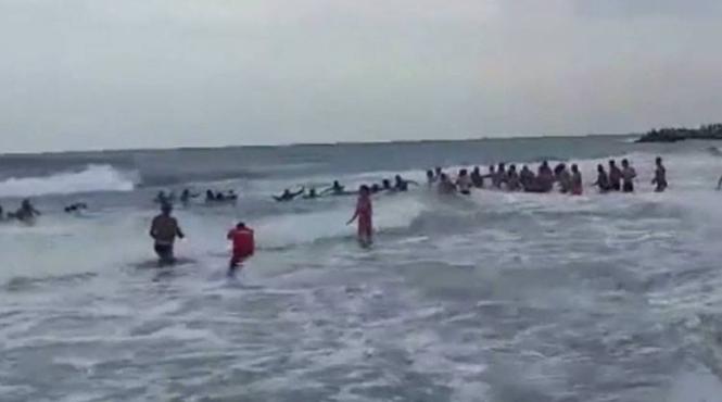 lant uman pe plaja din eforie pentru salvare a doua surori care s au aventurat in larg