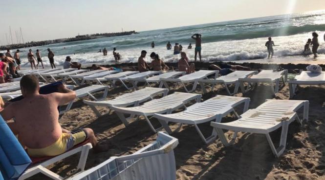 bataie de joc pe plaja din eforie nord daca ar putea pune sezlongul in apa ar face si asta
