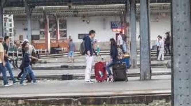 imagini revoltatoare in cea mai mare gara din bucuresti un copil a fost lasat de parinti sa se joace pe sinele de tren