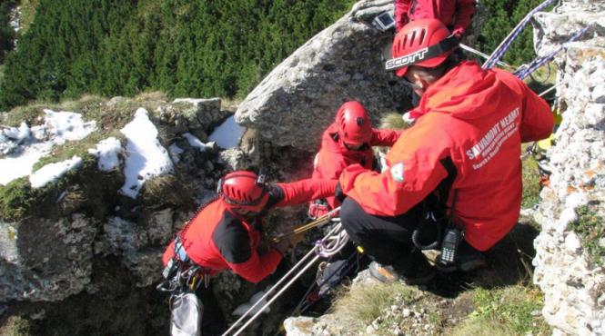 sapte salvamontisti intervin de 12 ore pentru salvarea si recuperarea a doi turisti maghiari care nu au respectat marcajul turistic si au ajuns intr o zona periculoasa