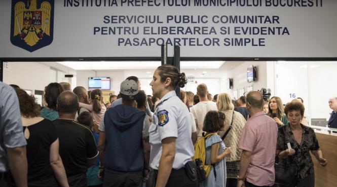 cozile de la pasapoarte s au mutat la mall program prelungit pana la finalul lunii august