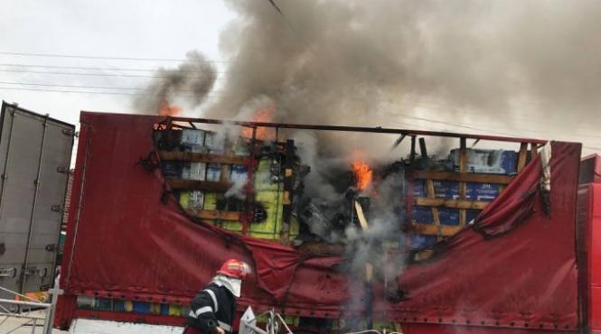 arad un tir a luat foc pe dn 7 traficul rutier blocat pe ambele sensuri