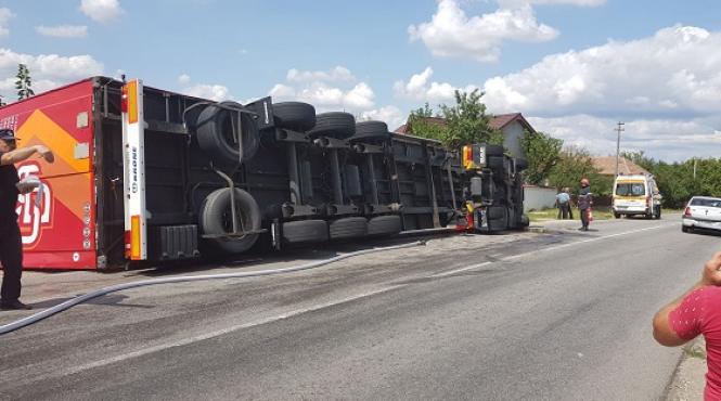 olt un tir incarcat cu 20 de tone de tabla s a rasturnat in plesoiu soferita transportata la spital