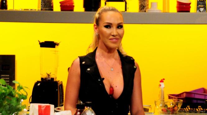 o starleta playboy incinge atmosfera la bancul de lucru chefi la cutite