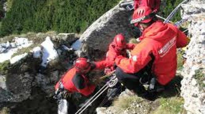 o turista accidentata in cheile carasului a fost preluata de salvamontisti si dusa la spital