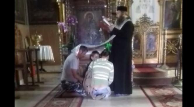 copilul despre care oamenii spun ca e are puteri paranormale a fost luat de parinti din spital si dus in pelerinaj la mai multe manastiri