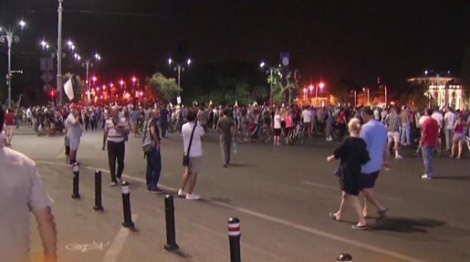 aproximativ 1 600 de persoane protesteaza in piata victoriei