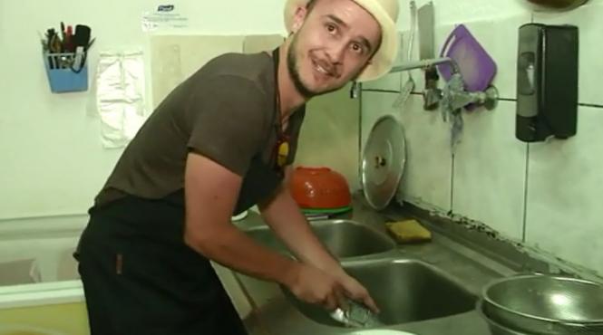 serban copot a fost nevoit sa spele vase in grecia la o taverna