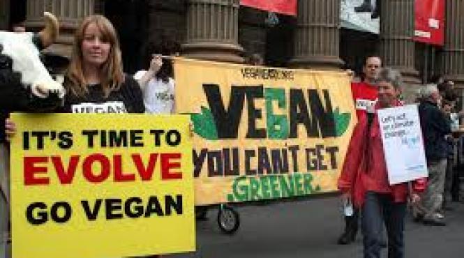 protestatarii vegani din londra au pretins ca sunt carne data spre vanzare