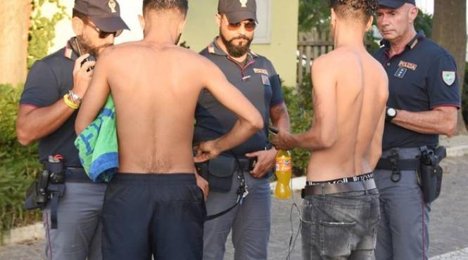 turista violata de un grup de barbati pe o plaja din italia iubitul tinerei a fost batut cu brutalitate