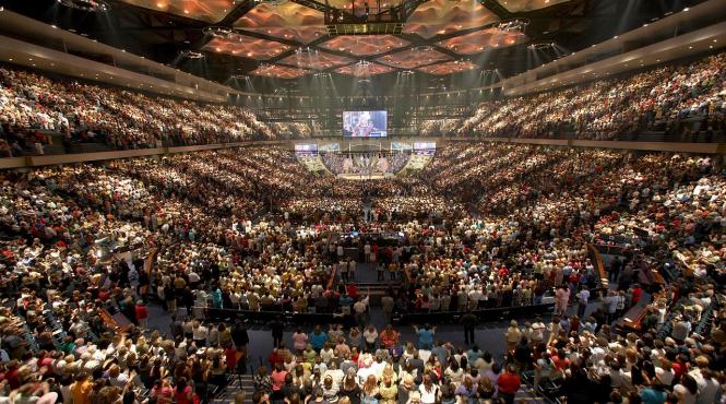 cea mai mare biserica din statele unite ale americii aflata in houston isi inchide usile in timpul uraganului harvey