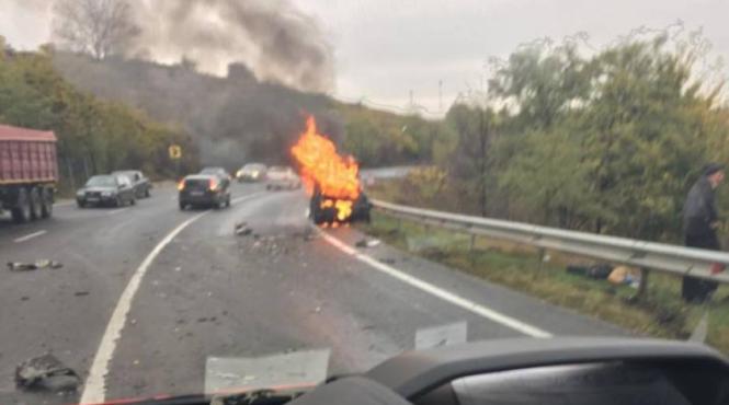accident cumplit o masina a luat foc dupa un impact frontal cu un tir