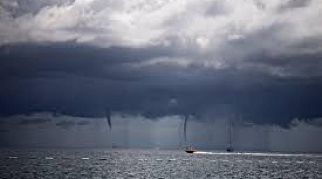 video imagini ca de film horror un avion a zburat pe langa trei tornade aflate pe marea neagra