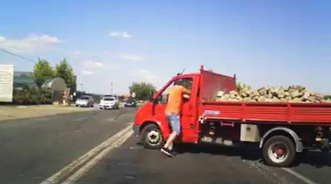 doi soferi din galati s au luat la bataie dupa ce unul dintre ei a fost la un pas sa provoace o tragedie