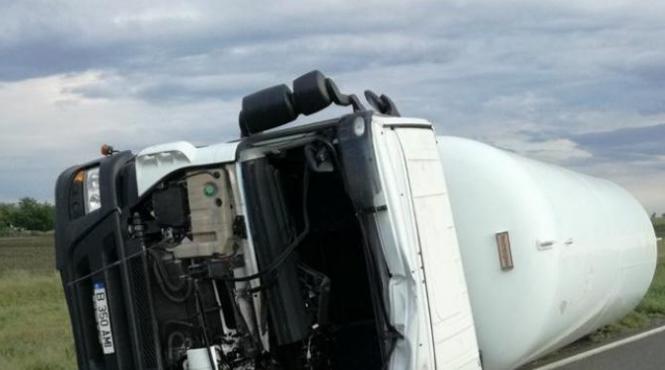 o cisterna incarcata cu gpl s a rasturnat pe autostrada a1 in afara partii carosabile