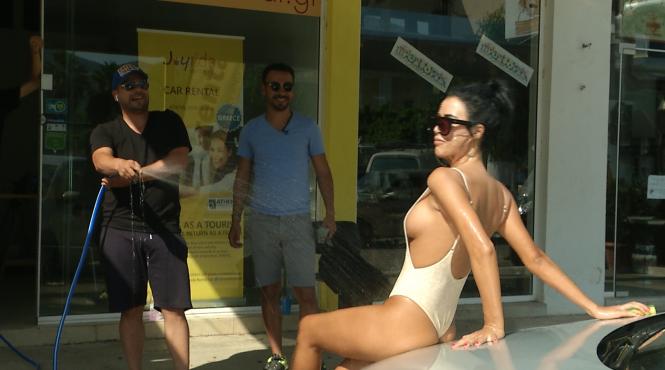 in timpul filmarilor pentru show ul aventura cu 4 stele daniela crudu a spalat masini in grecia