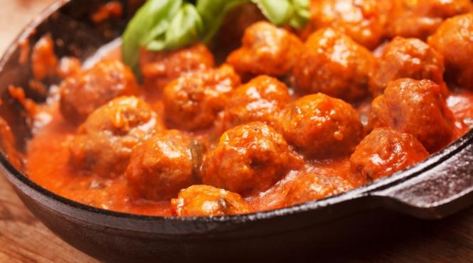 reteta zilei chiftele de curcan umplute cu ciuperci in sos de rosii