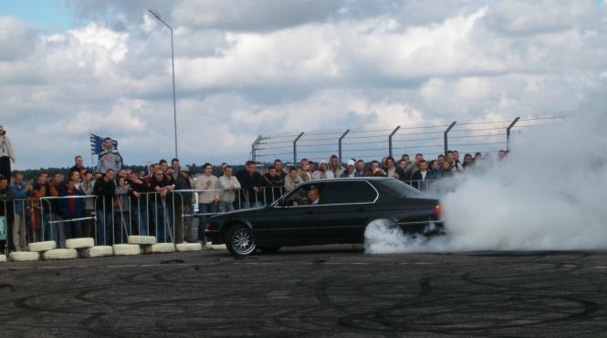combustibil in foc aruncat in multime la un eveniment auto 12 persoane ranite