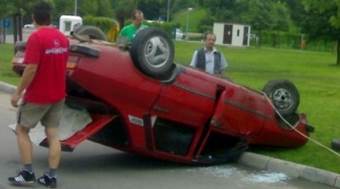 un tanar fara permis care conducea o dacie veche a murit dupa ce a apasat prea tare pedala de acceleratie si s a rasturnat intr o curba usoara