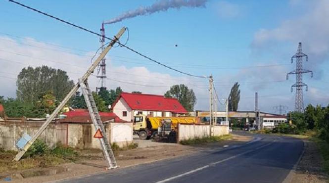 imagini incredibile pe un drum din dambovita un stalp de electricitate este sprijinit de o scara sa nu cada