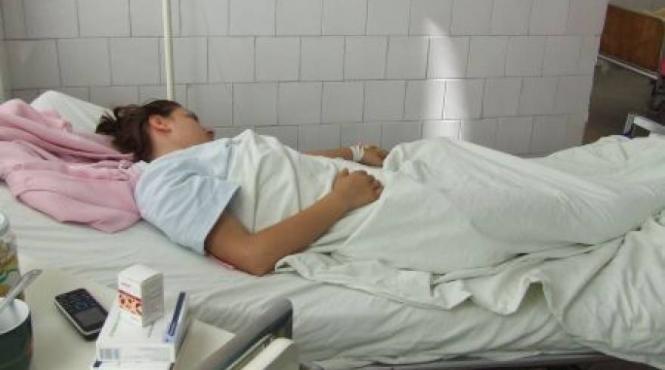 imagini dramatice in centrul orasului o adolescenta de 17 ani a fost injunghiata de propria mama