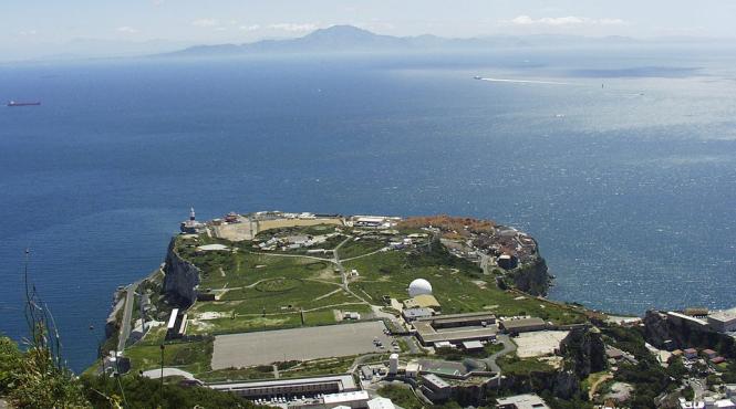 marina regala a urmarit o barca spaniola in afara apelor gibraltarului