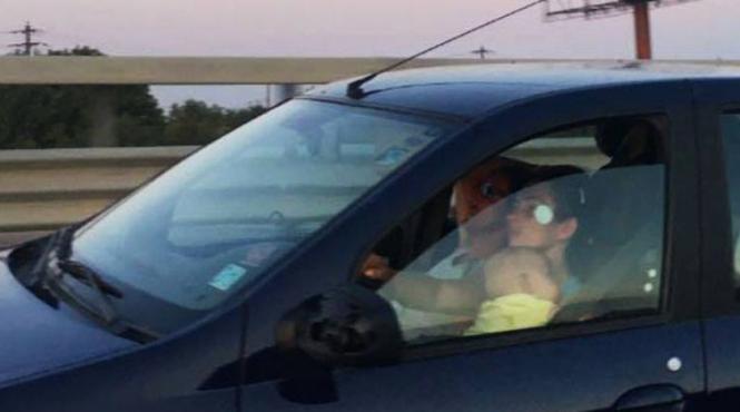 inconstienta extrema la volan o femeie a condus cu bebelusul in brate pe autostrada