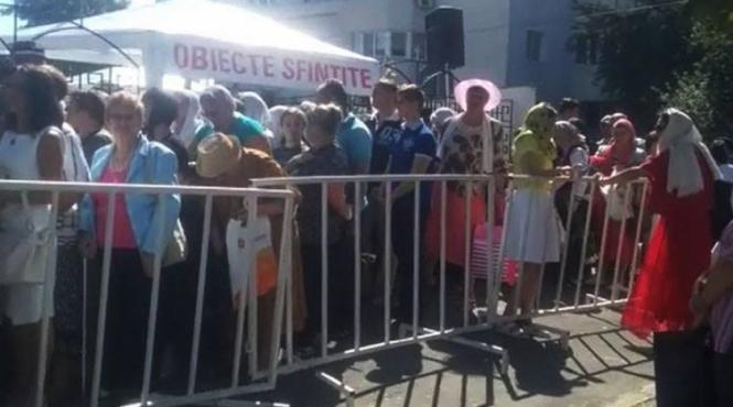 mii de credinciosi stau la cozi kilometrice in constanta pentru a atinge braul maicii domnului