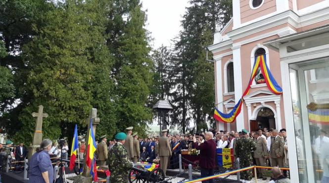 hunedoara un tricolor vechi de aproape 150 de ani adus la mormantul lui avram iancu