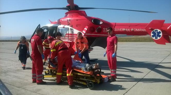 batran cu arsuri pe 80 din corp transportat de urgenta cu un elicopter smurd