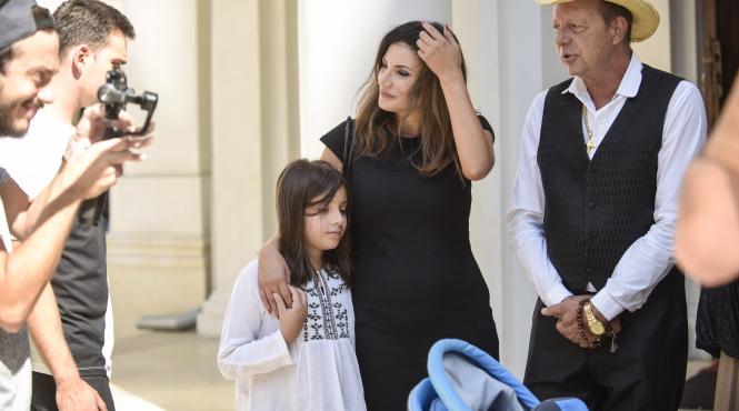 ioana ginghina insotita de fiica ei pe platourile de filmare