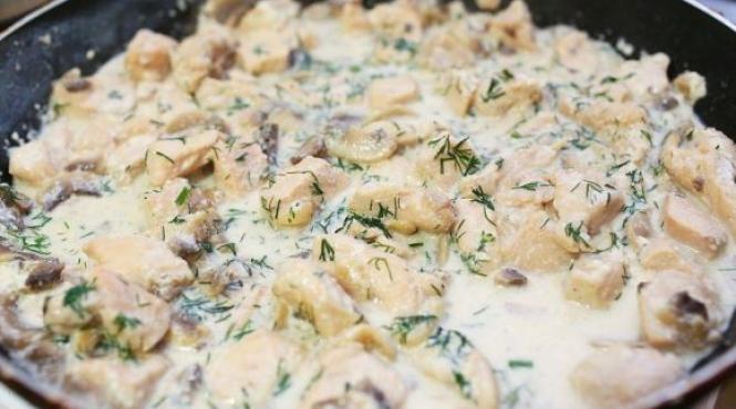 reteta zilei ciuperci cu pui in sos cremos de branza