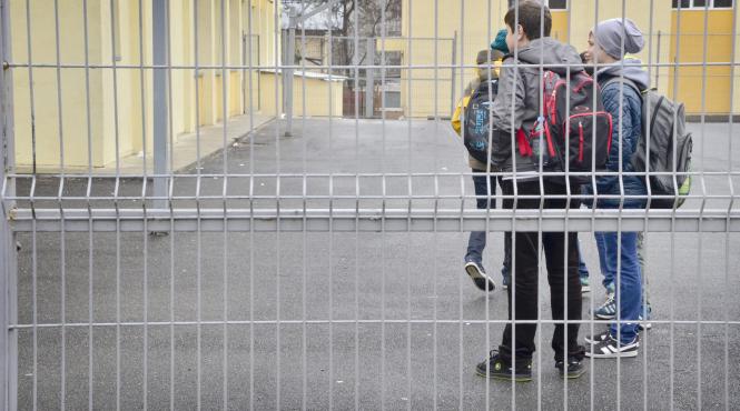 doua treimi dintre scoli nu au paznic