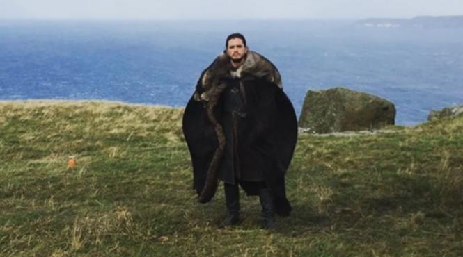 video cum se distreaza actorii game of thrones pe platourile de filmare jon snow invata sa zboare