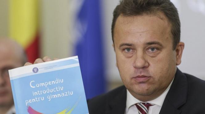 critici dure la adresa manualului unic din partea unui profesor universitar