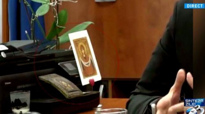 mircea badea face analiza biroului sefei dna eu sper ca are cruciulite si la oglinda retrovizoare a audi ului a6 quattro platit din bani publici