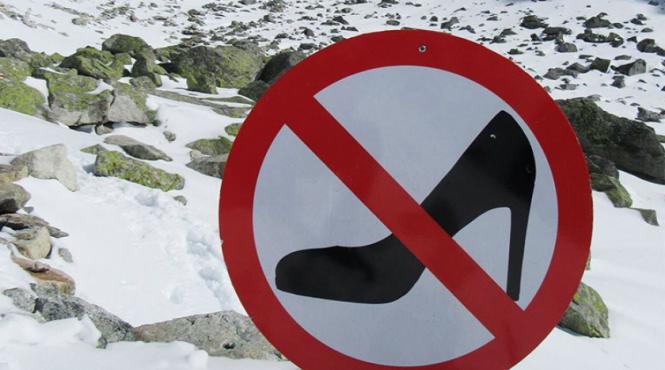 semn de circulatie ciudat in parcul national piatra craiului interzis pe tocuri